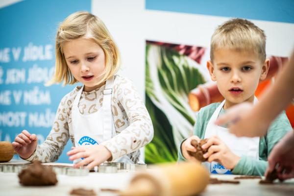 Předvánoční (ne)pečení spojilo děti i zaměstnance Albertu